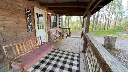 Μπαλκόνι ή βεράντα στο Acorn Acres Cabins White Oak Cabin