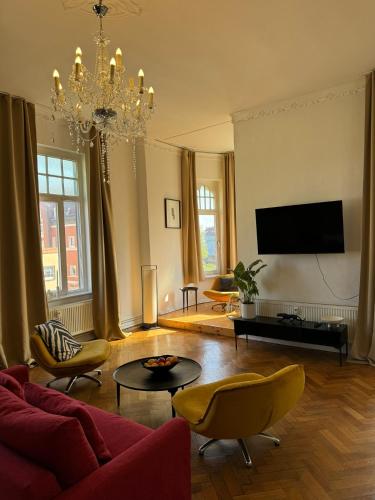 a living room with a couch and a tv at Lio Suite Design Apartment Balkon Netflix in Minden