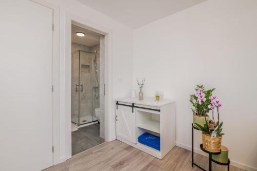 a white bathroom with a sink and a shower at Restaurant & Rooms Nino in Porat