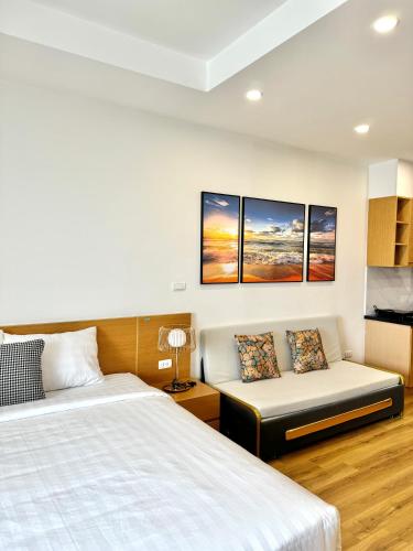 a hotel room with two beds and a couch at TMS Quy Nhơn - Hupa Apartment View Biển in Quy Nhon
