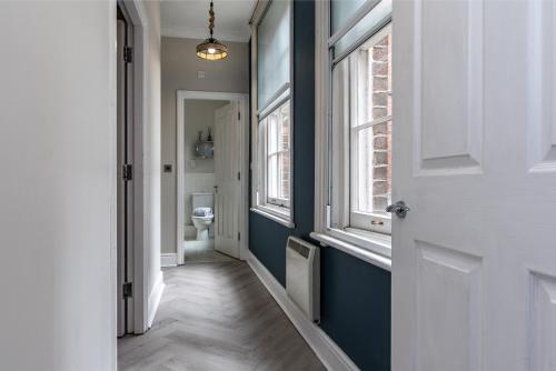 Ένα μπάνιο στο Central 1-Bed Near The Station - Private Parking - Fast Wifi