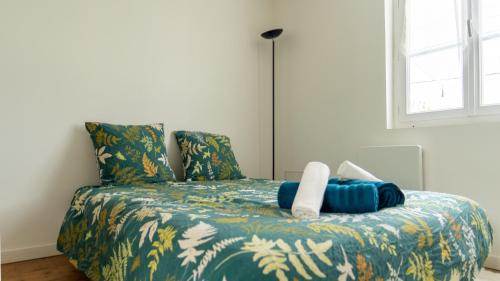 une chambre avec un lit avec des serviettes dessus dans l'établissement Le Nid des Châtelains, à Lignières-Châtelain