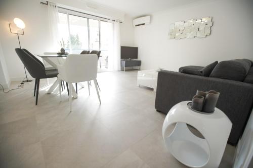 un salon avec un canapé et une table dans l'établissement With balcony Near La Pointe De La Croisette, à Cannes