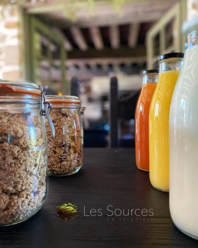 une table avec des bocaux de noix et de jus d'orange dans l'établissement Les sources, à Sainte-Marguerite-de-Carrouges