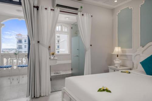 Katil atau katil-katil dalam bilik di Hoi An Garden Palace and Spa - A Boutique Inspired by Nature