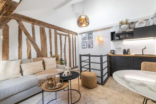 salon z kanapą i kuchnią w obiekcie Ultra Central Historical Parisian Flat - Louvre w Paryżu