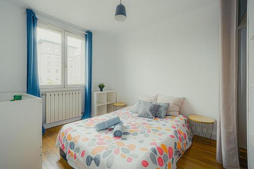 une chambre avec un lit avec deux oreillers dessus dans l'établissement Le cocon logement pour 6 et 1 bébé, à Villeurbanne