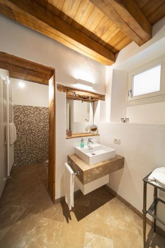 a bathroom with a sink and a shower at Tenuta Duchi Corbanus in Corbanese