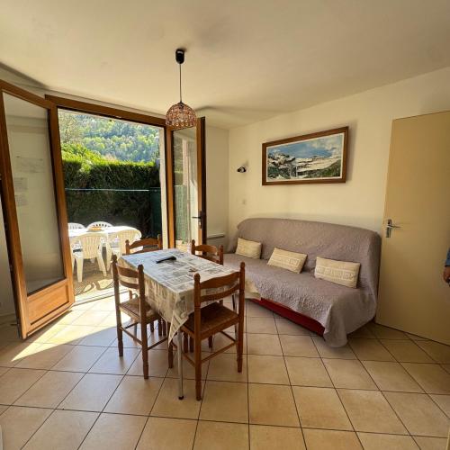 un salon avec un canapé et une table dans l'établissement le desman, à La Celle-sous-Gouzon