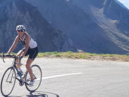 une femme à vélo sur une route dans l'établissement le desman, à La Celle-sous-Gouzon