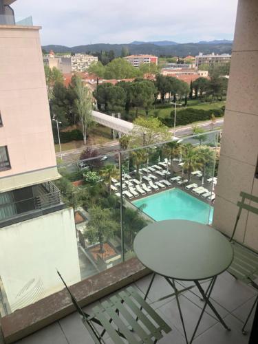 d'un balcon avec une table, des chaises et une piscine. dans l'établissement ITER House 이터 하우스, à Aix-en-Provence