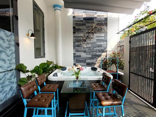 balcón con mesa de cristal y sillas en Aroma Mỹ Khê 2BR 3WC Jacuzzi 650m to My Khe beach, en Da Nang