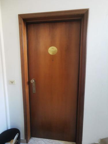 a wooden door with a sign on it at Affittacamere Vetuliae Foligno in Foligno