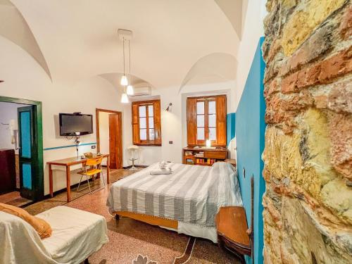ein Schlafzimmer mit einem Bett und einer Steinwand in der Unterkunft Lovingenoa - Ducale - Old Stone in Genua