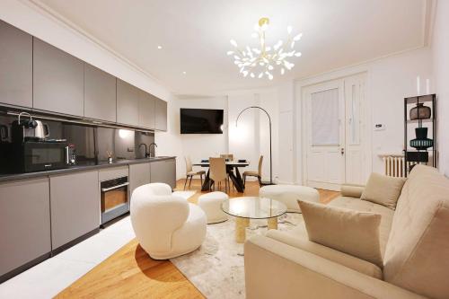 un salon avec un canapé et une table dans l'établissement Superb apartment with terrace 2BR 4P Trocadero, à Paris