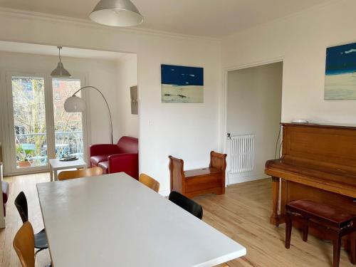 un salon avec une table blanche et un piano dans l'établissement Casual, à Toulouse