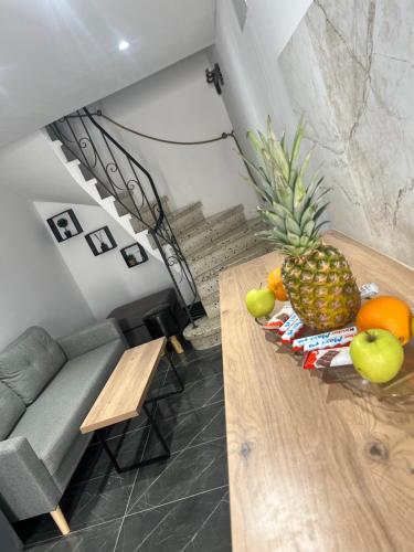 - une table avec des fruits dans la chambre dans l'établissement Maison de vacances, à Tourbes