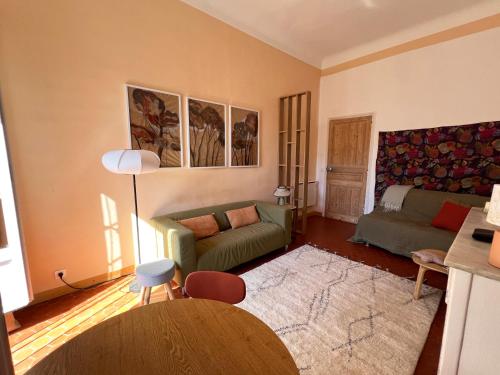 un salon avec un canapé et une table dans l'établissement Charmant appartement pour 3 personnes près plage, à Hyères