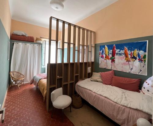 - une chambre avec un lit et une grande peinture murale dans l'établissement Charmant appartement pour 3 personnes près plage, à Hyères