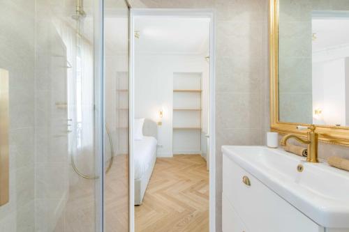 une salle de bain avec un lavabo et une douche dans l'établissement Magnificent apartment - 3BR - 6P - Le Marais, à Paris