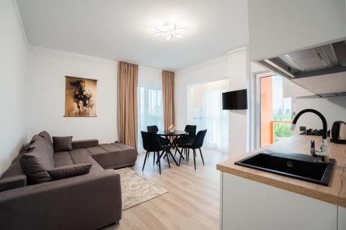 普洛耶什蒂Real Resort的客厅里有一张沙发和一张桌子。