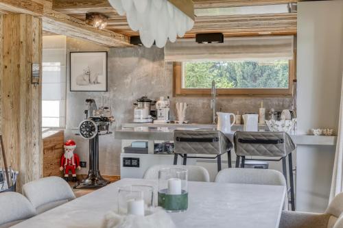 une salle à manger avec tables et chaises et une fenêtre dans l'établissement Chalet de luxe proche du village de Megève, à Megève