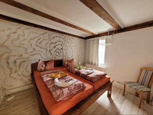 een slaapkamer met een groot bed in een kamer bij FeWo Renken in Trassenheide