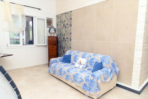 a living room with a couch and a chair at Villa Adele Eleganza & Comfort in Pachino