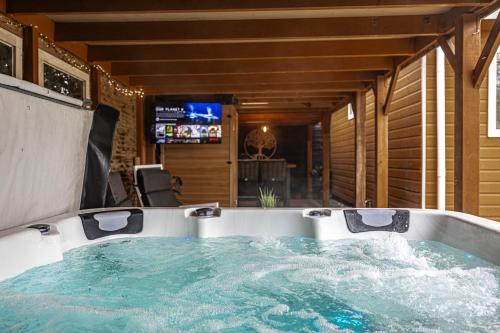 TV a/nebo společenská místnost v ubytování Drents Genieten - Goudheide met privé jacuzzi & sauna