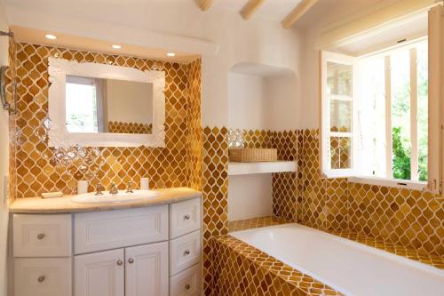 une salle de bain avec une baignoire, un lavabo et un miroir dans l'établissement Magnifique maison avec piscine - 5BR-10P - Gassin, à Saint-Tropez