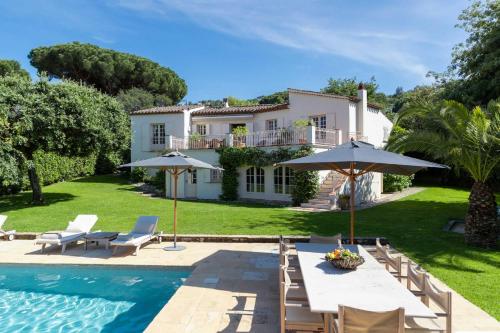 une villa avec piscine et une maison dans l'établissement Magnifique maison avec piscine - 5BR-10P - Gassin, à Saint-Tropez