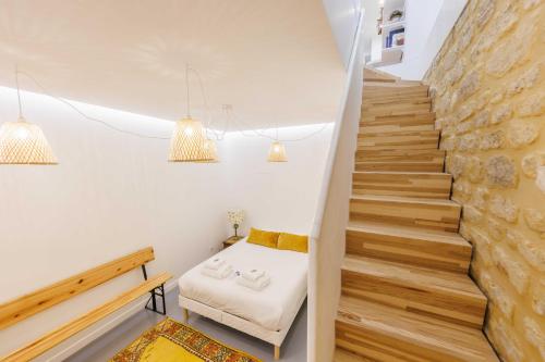 - un escalier dans une pièce avec un banc et une table dans l'établissement Charmant Appartement à Montparnasse - 2P-1BR, à Paris