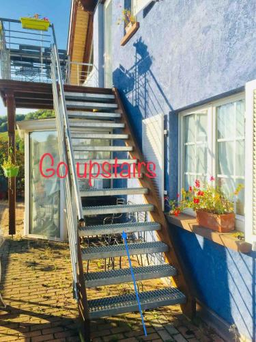 un escalier menant à un bâtiment dans l'établissement JANÉA in Vineyard Soft Green House, à Reichsfeld
