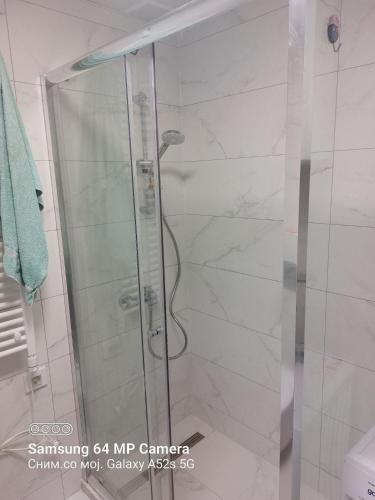 Vonios kambarys apgyvendinimo įstaigoje Eva Apartman