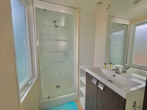 une salle de bain avec douche et lavabo dans l'établissement Camping 3 étoiles - ccbbe0c, à Sigean