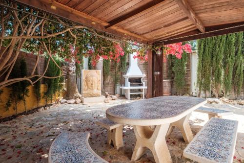 a patio with a table and a tree at Villa Alba in Santa Eularia des Riu