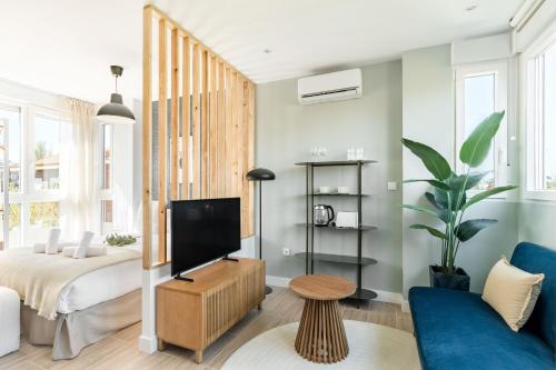 Arturo Soria Stays by Charming