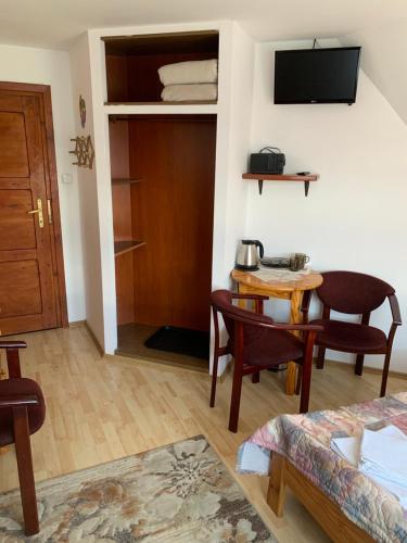 una camera d'albergo con letto e tavolo e una camera di Pokoje u Zofii a Ząb