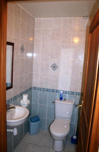 une salle de bain avec toilettes et lavabo dans l'établissement gite chez jean de Vezelay, à Fontenay-près-Vézelay