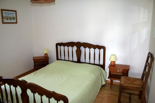 - une chambre avec un lit, deux tables et une chaise dans l'établissement gite chez jean de Vezelay, à Fontenay-près-Vézelay