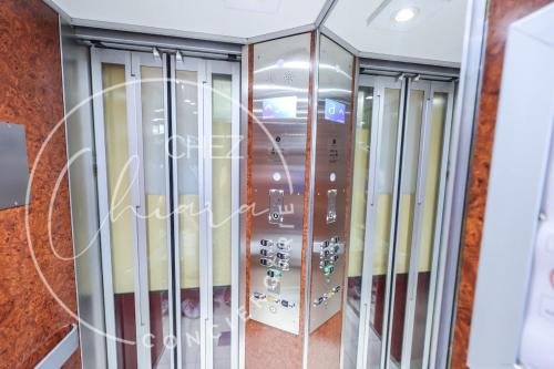 une rangée d'ascenseurs dans une pièce dans l'établissement Your suite Champs Elysées calm and stylish, à Paris