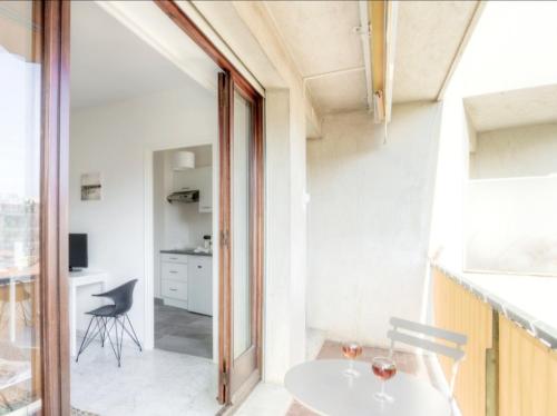 Il comprend une petite salle à manger avec une table et une cuisine. dans l'établissement Grand Studio proche Croisette, à Cannes