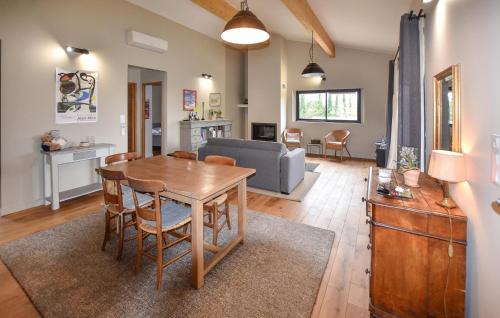 un salon avec une table et un canapé dans l'établissement Baumann 1, à Bédoin