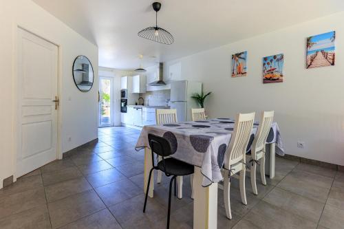 une salle à manger et une cuisine avec une table et des chaises dans l'établissement Appartement 6 Personnes Soustons, à Soustons
