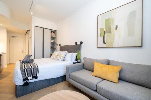 Postel nebo postele na pokoji v ubytování 905 Zeeland Pier - 9th Floor Premium Studio with FREE Parking