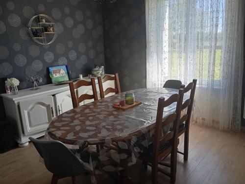 - une salle à manger avec une table, des chaises et une table dans l'établissement Maison Bretonne, à Cléden-Cap-Sizun