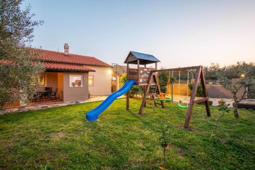Holiday Home Enard with Jacuzzi by Istrabook