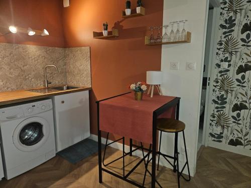Kuchyň nebo kuchyňský kout v ubytování Charmant studio près du pont avignon