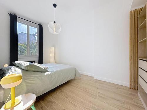a bedroom with a bed and a window at Charmant 2P Juan-les-Pins in Antibes