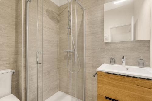une salle de bain avec douche et lavabo dans l'établissement Bloom - 12min à pied du Capitole, à Toulouse